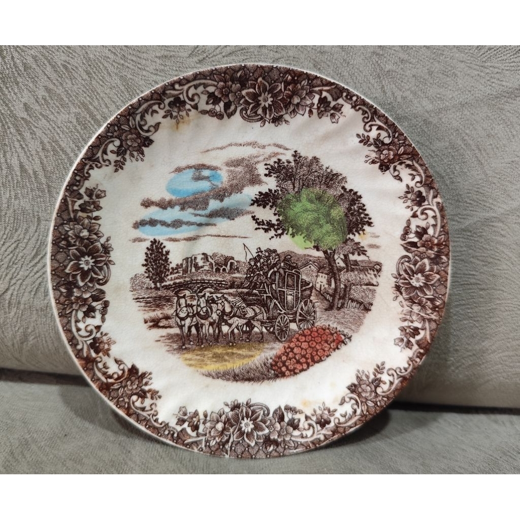 Piring Vintage Royal Carriage motif Bangsawan naik kuda kencana keramik tua kecoklatan retak seribu 