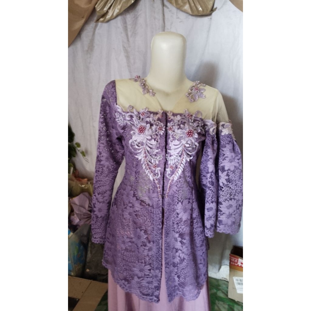 kebaya ungu muda