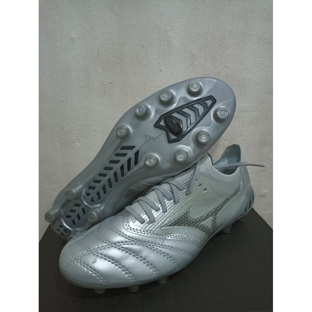 Sepatu Bola Mizuno Beta 4 Silver