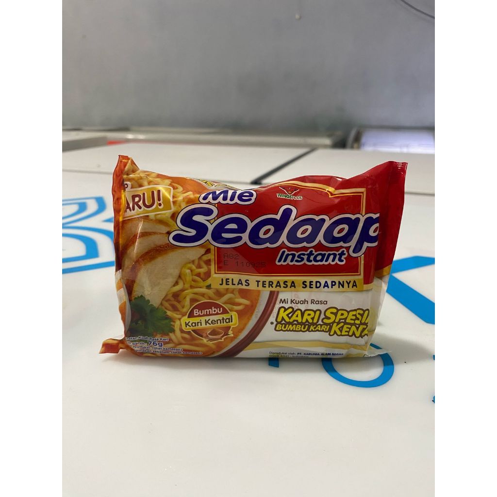 mie instan ( mie sedap kari special, mie sedap soto, mie sedap goreng , kaldu ayam, coto makassar )