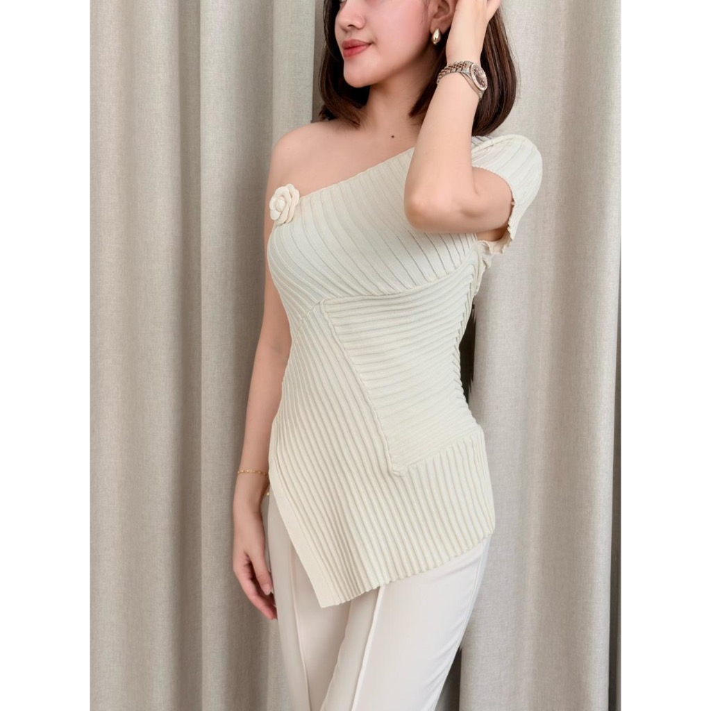 Evelyne One Shoulder Top | Atasan Wanita Elegan | Baju One Shoulder Kekinian | Top Asimetris Korea S