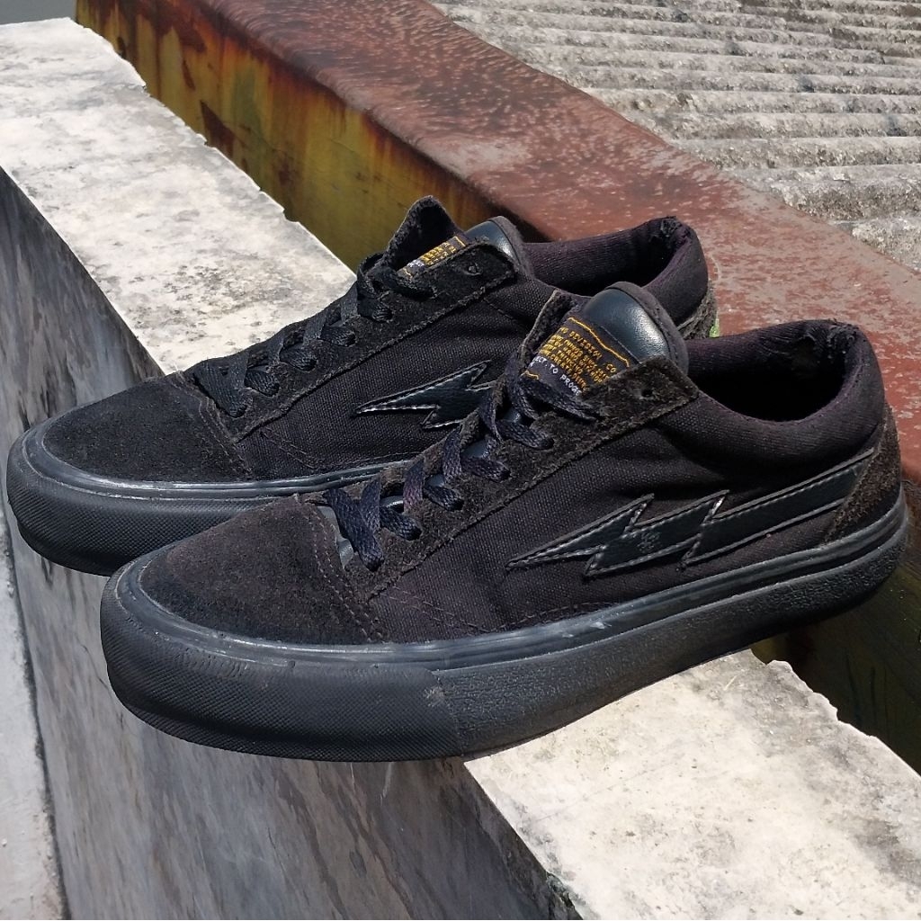 Sepatu Word Division City Riots Triple Black