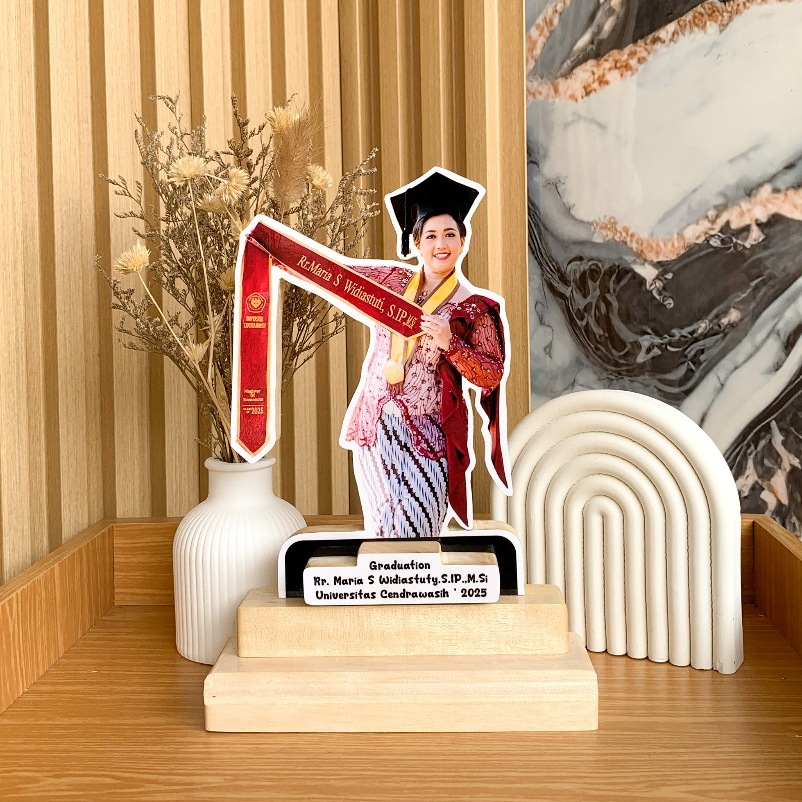 Jlterang Cakrawala Art - Hadiah Wisuda Karikatur Kayu Custom Sesuai Keinginan