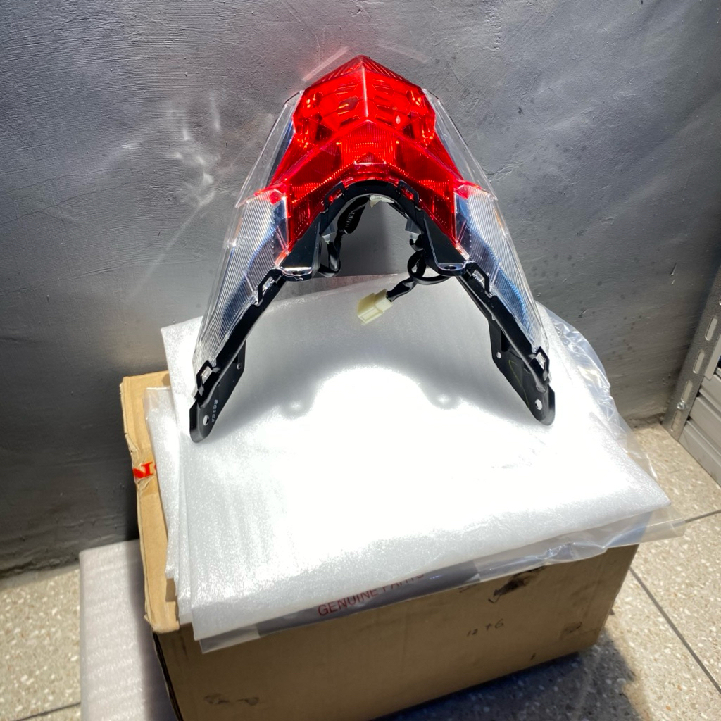 3370A K59 A10 STOPLAMP LAMPU BELAKANG VARIO 125-150 LED ESP 2015-2018 ORIGINAL AHM