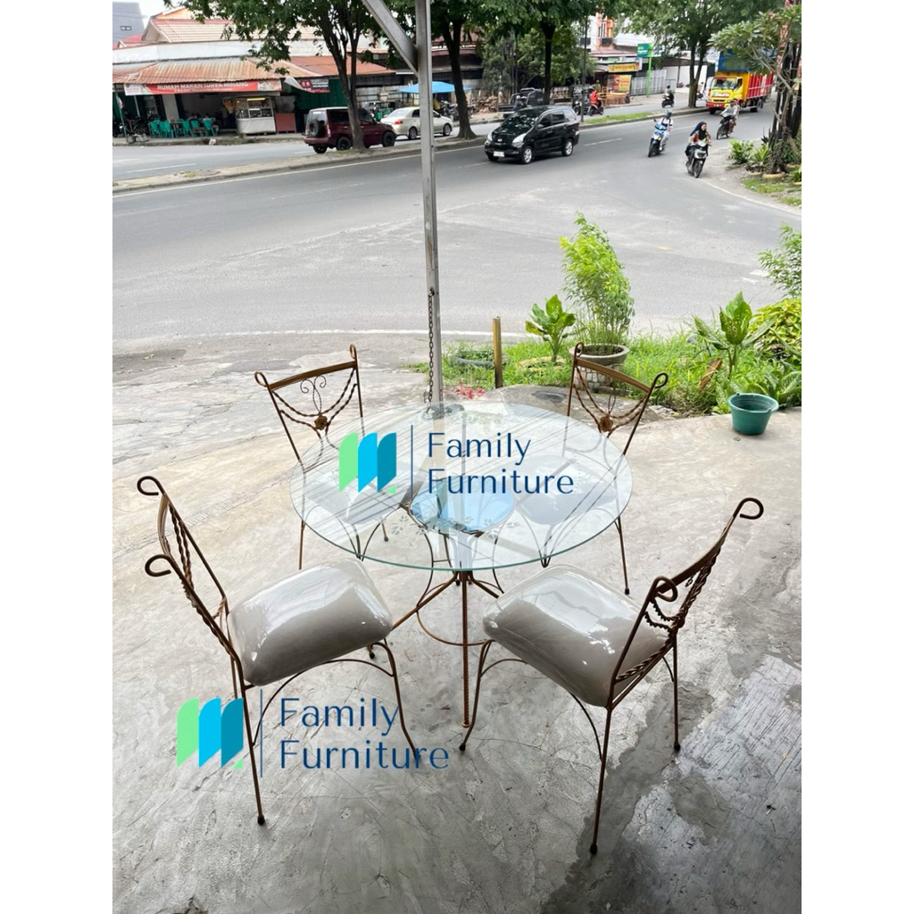 Meja Makan Bentuk Bulat Kaca Kaki Besi Kokoh