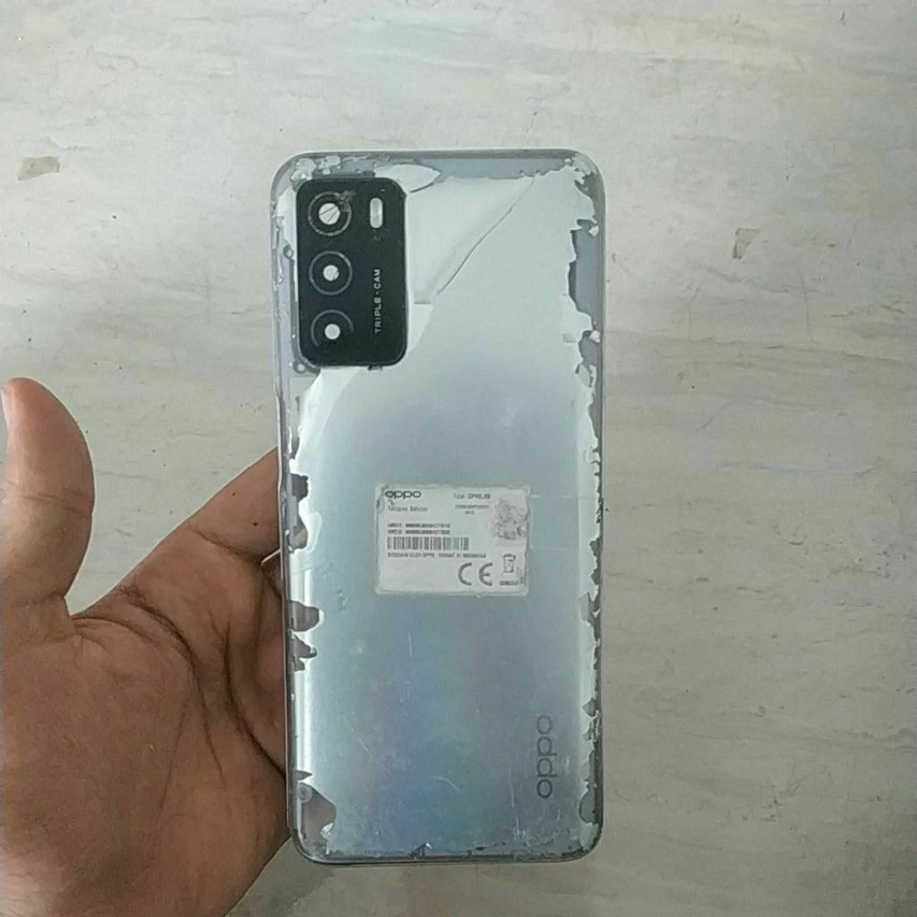 backdoor bekas Oppo a16 minus cat mengelupas,kaca kamera pecah,ada patah cek gambar