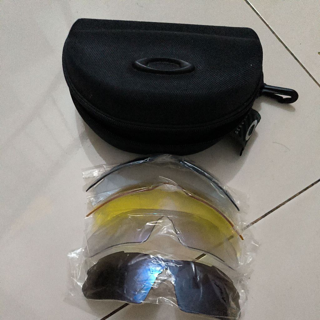 Case  Kacamata Oakley genuine dan part kaca (4 buah) sesuai foto