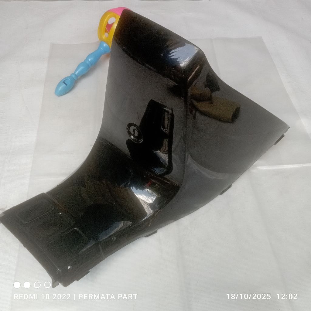 cover tangki tengki legshield tengah suzuki crystal hitam 31C ori original suzuki sgp