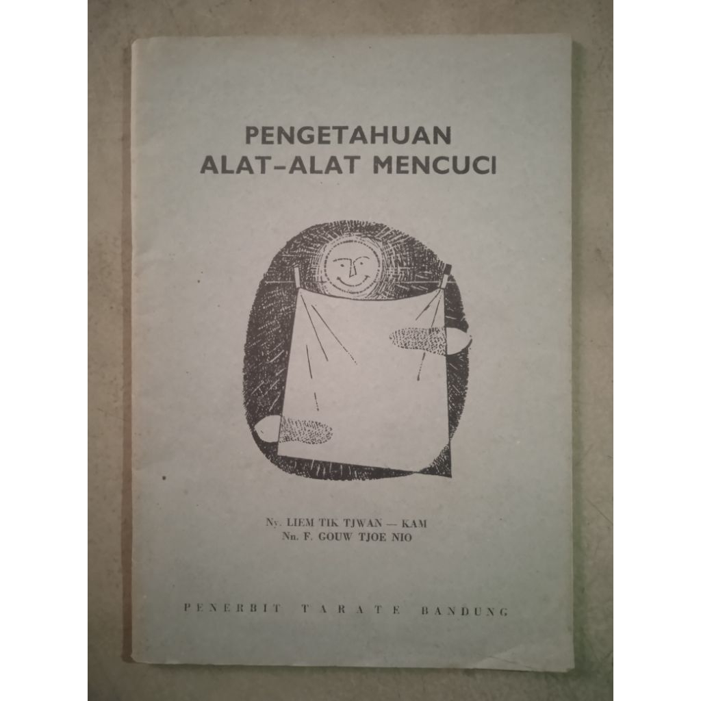 Buku Pengetahuan Alat-alat Mencuci,  Oleh : - Ny. Liem Tik Tjan - Kam & Nn. F. Gouw Tjoe Nio