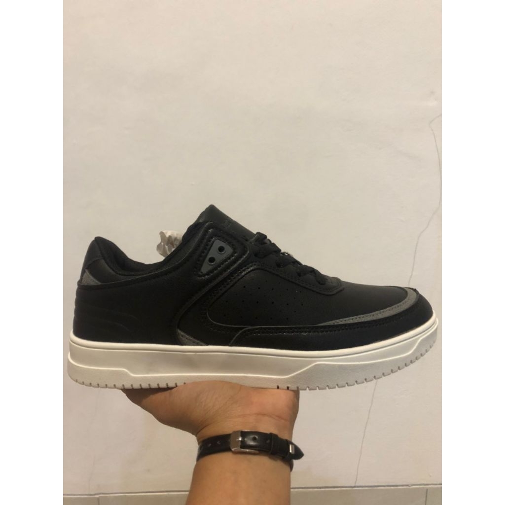 Sepatu Casual Airwalk Cowok Hitam Putih Original