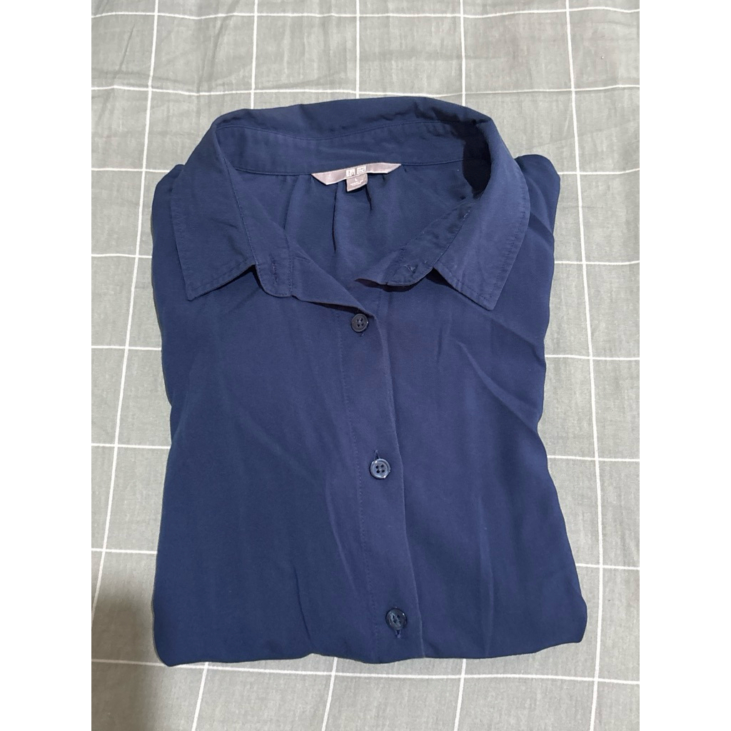 Preloved UNIQLO Kemeja Wanita Biru Dongker