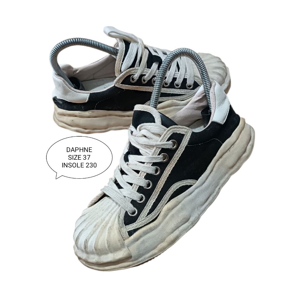 SEPATU SNEAKERS PRELOVED SIZE 37 BRAND DAPHNE