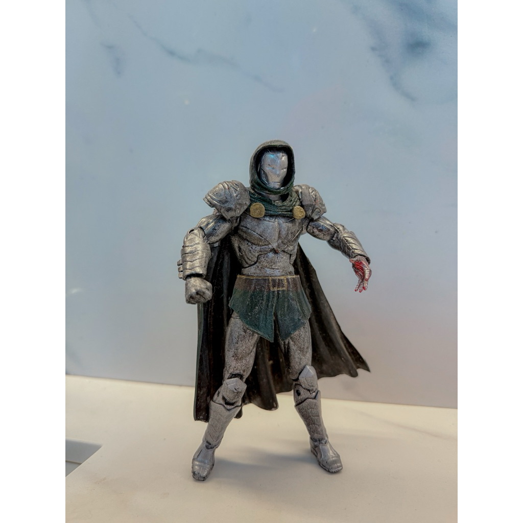 figure doctor doom avengers doomsday secret war marvel legends toybiz