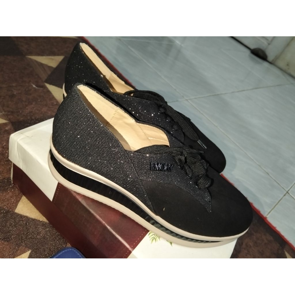 Sepatu emory