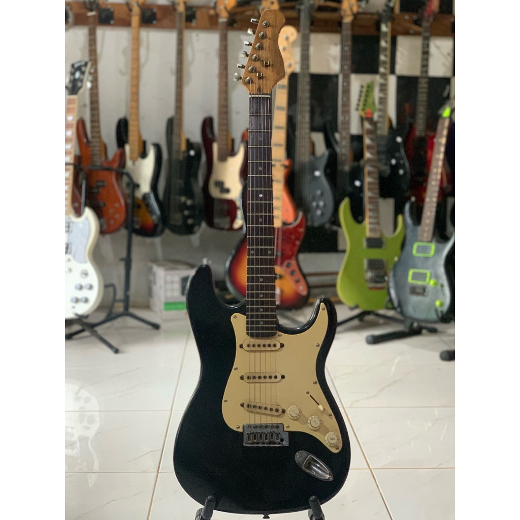 gitar elektrik stratocaster caraya original