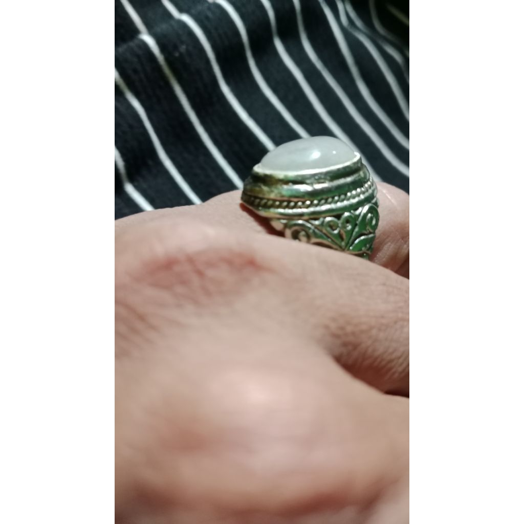 cincin giok putih