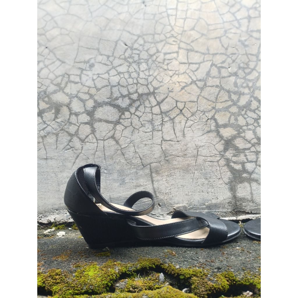 PRE-LOVED Fioni Wedges size 9