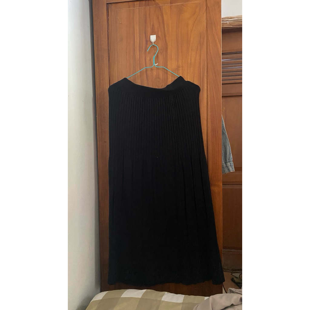 PRELOVED_Rok hitam