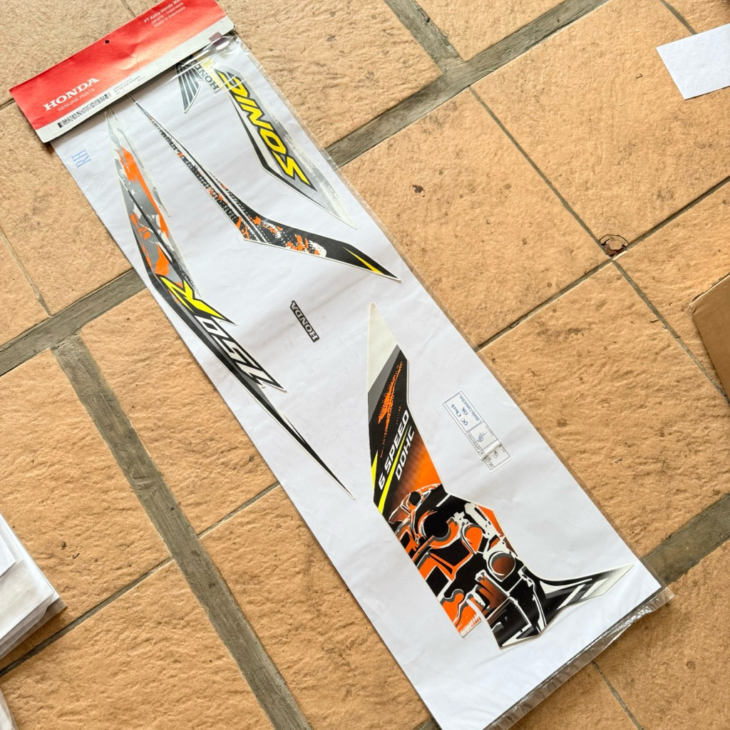 Stripe body honda Sonic 150R putih kanan. 871X0-K56N00ZBR