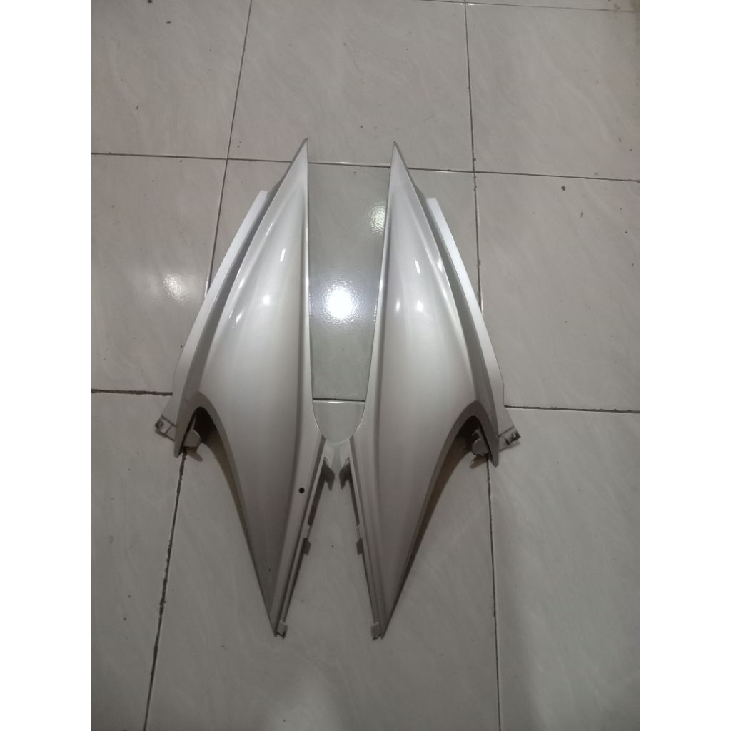 cover body samping beat karbu warna silver. cover body belakang body samping beat karbu