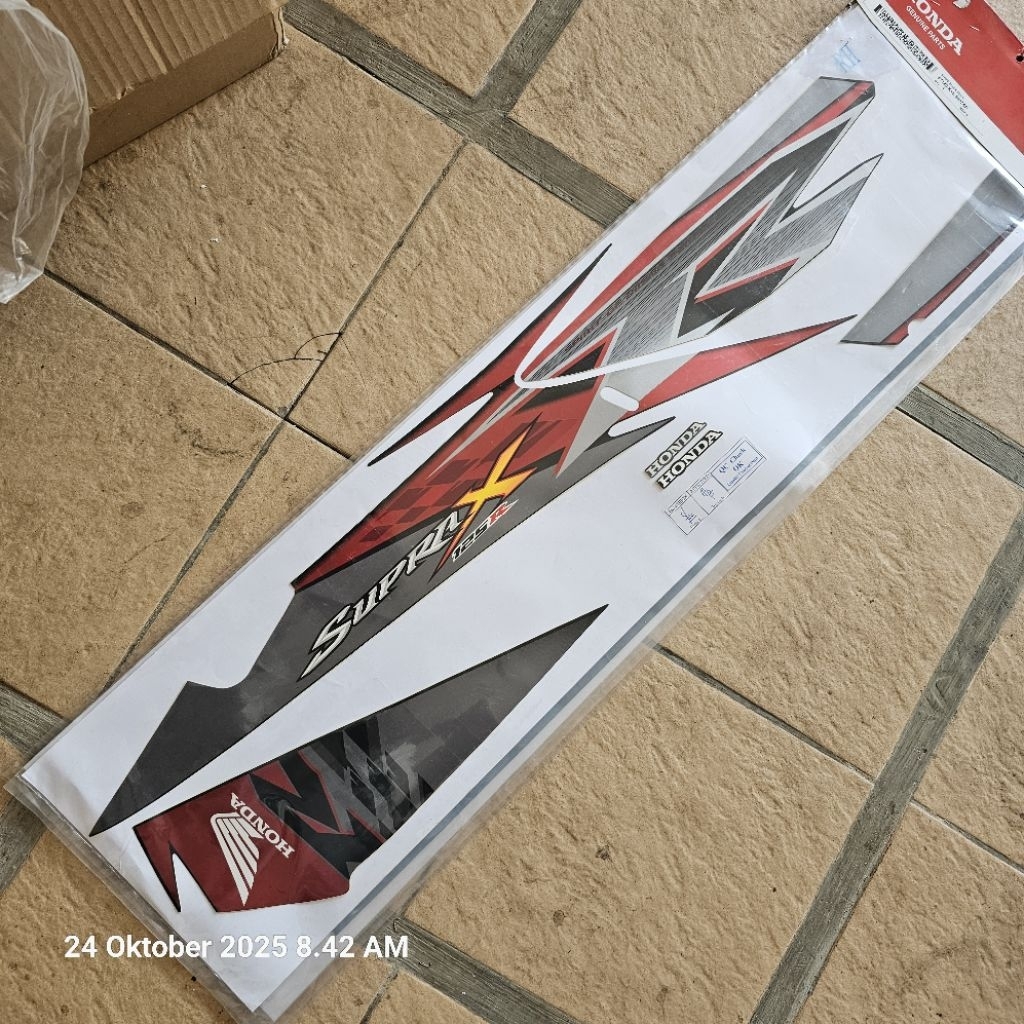 Stripe body Supra X125 black red kanan. 871X0-KYL-660ZAR