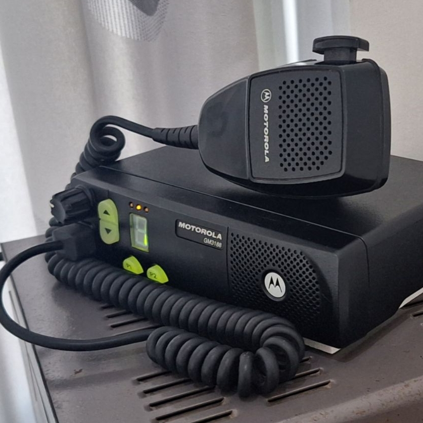 RIG MOTOROLA GM3188 UHF 403-440 40W second LIKE NEW