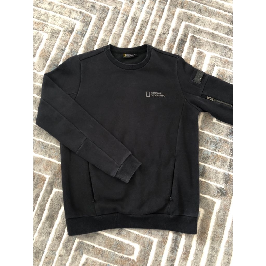 crewneck National Geographic,warna carbon black,patch tanam,saku samping