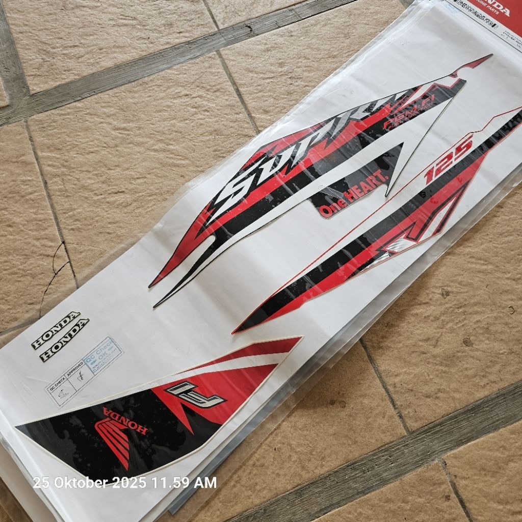 Stripe body Supra X125 Fi new white black kanan. 871X0-K41-N30ZBR