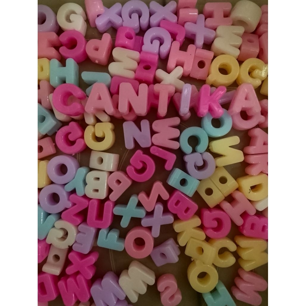 MANIK-MANIK HURUF BESAR AKRILIK