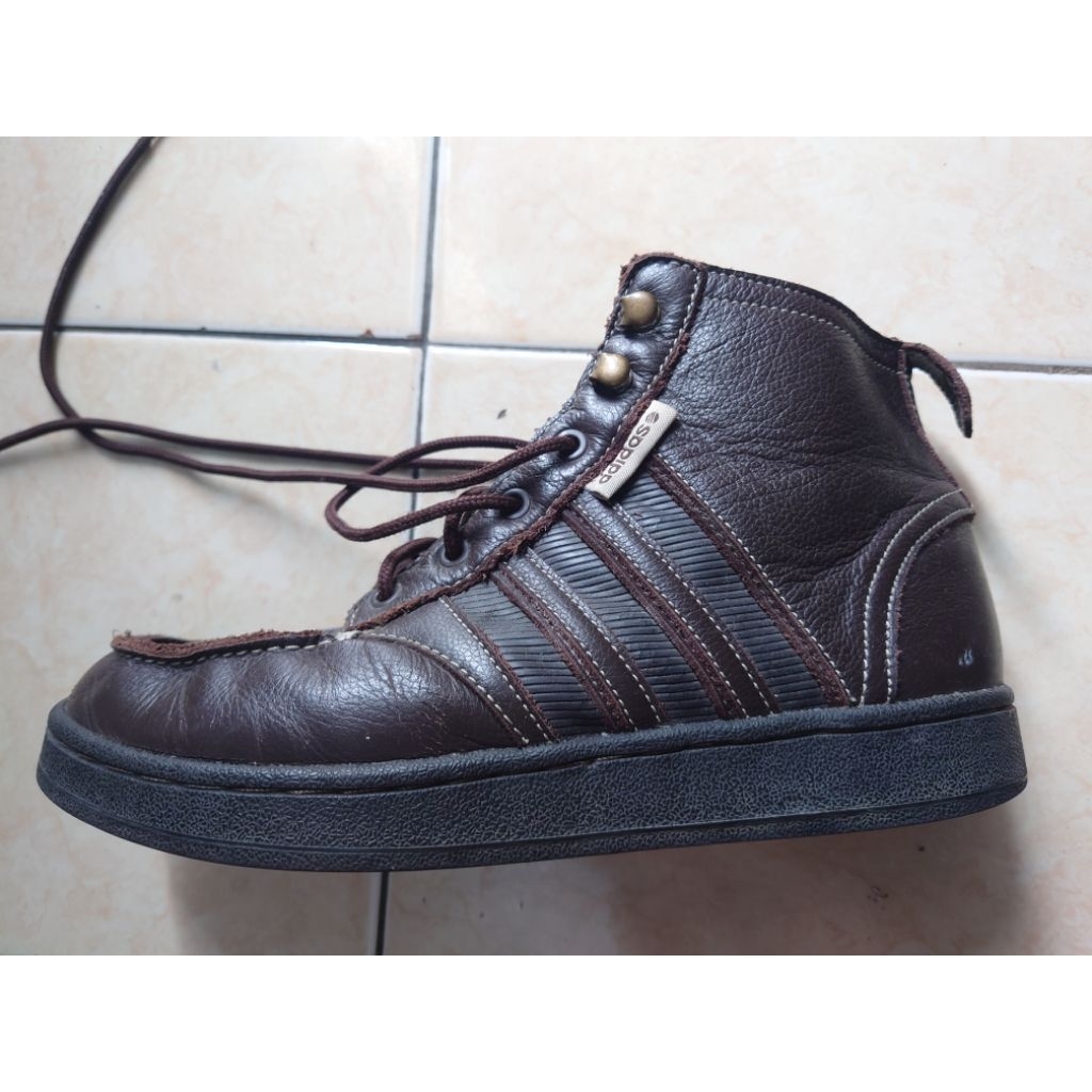 sepatu Adidas kulit