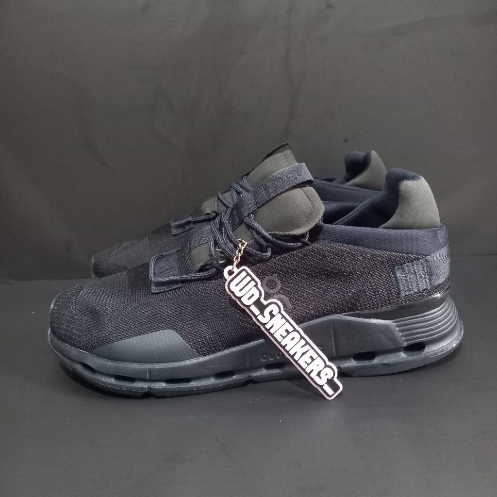SEPATU RUNNING ON CLOUDNOVA FORM NAVY