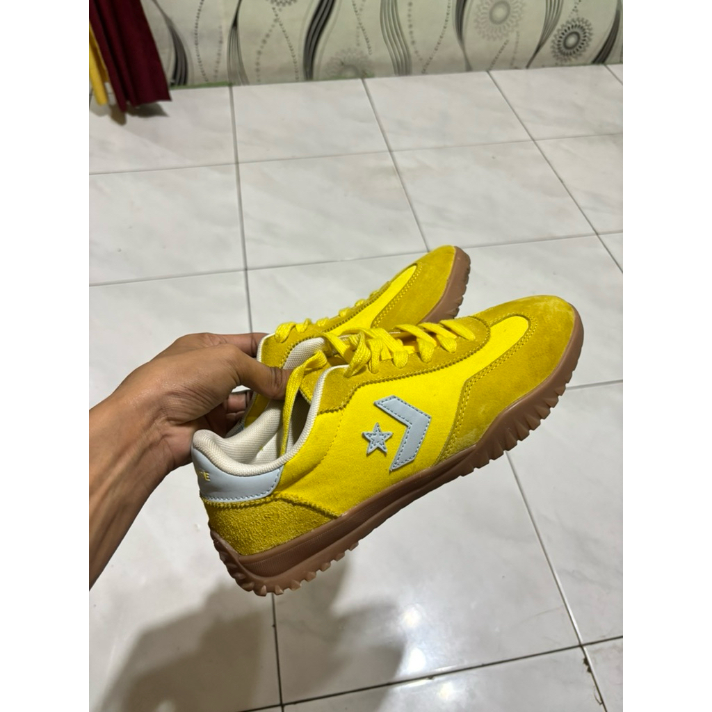 Preloved sepatu converse run star trainer yellow