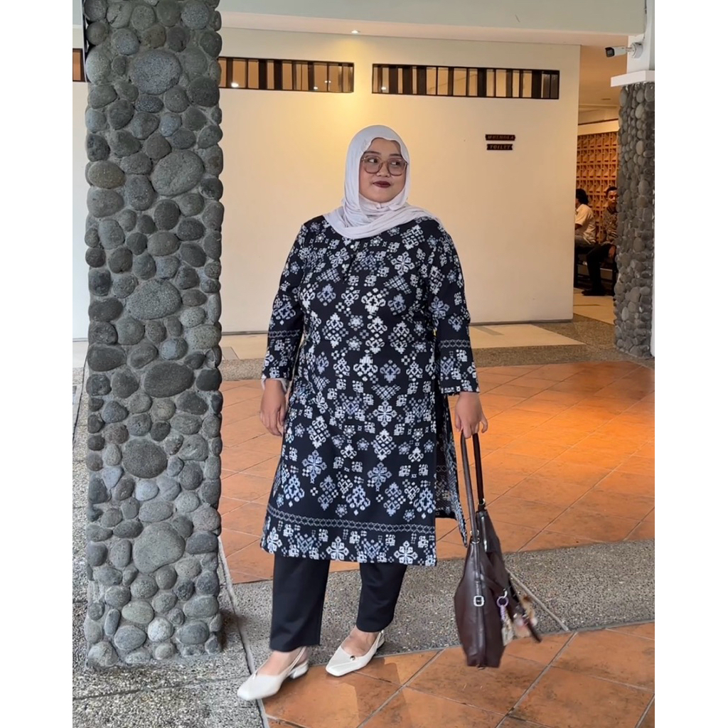 DISKON OUTERRES - MOIRA TUNIK ATASAN TUNIK LEBARAN WANITA FLOWY SLIT KANCING