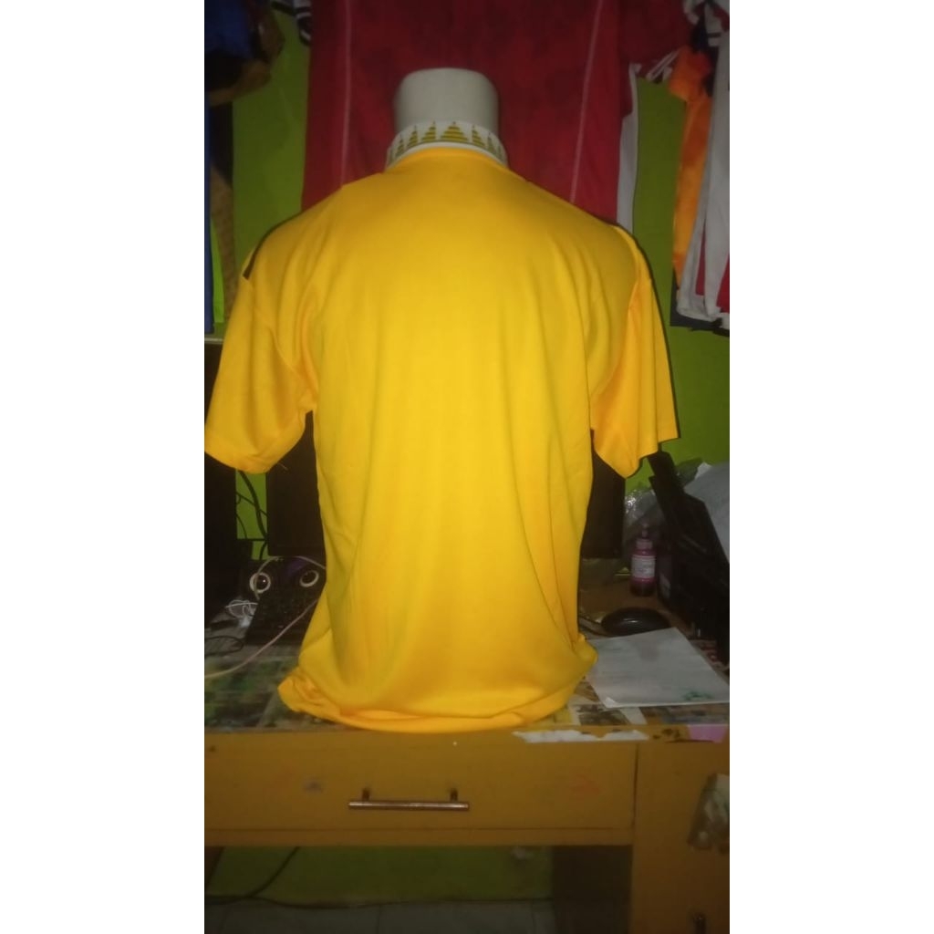 JERSEY bola polosan kuning berkerah putih SIZE XL jeset5r