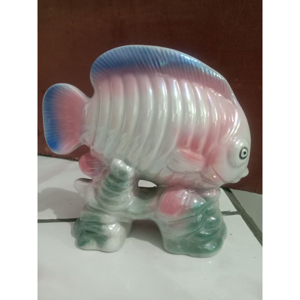 patung keramik ikan