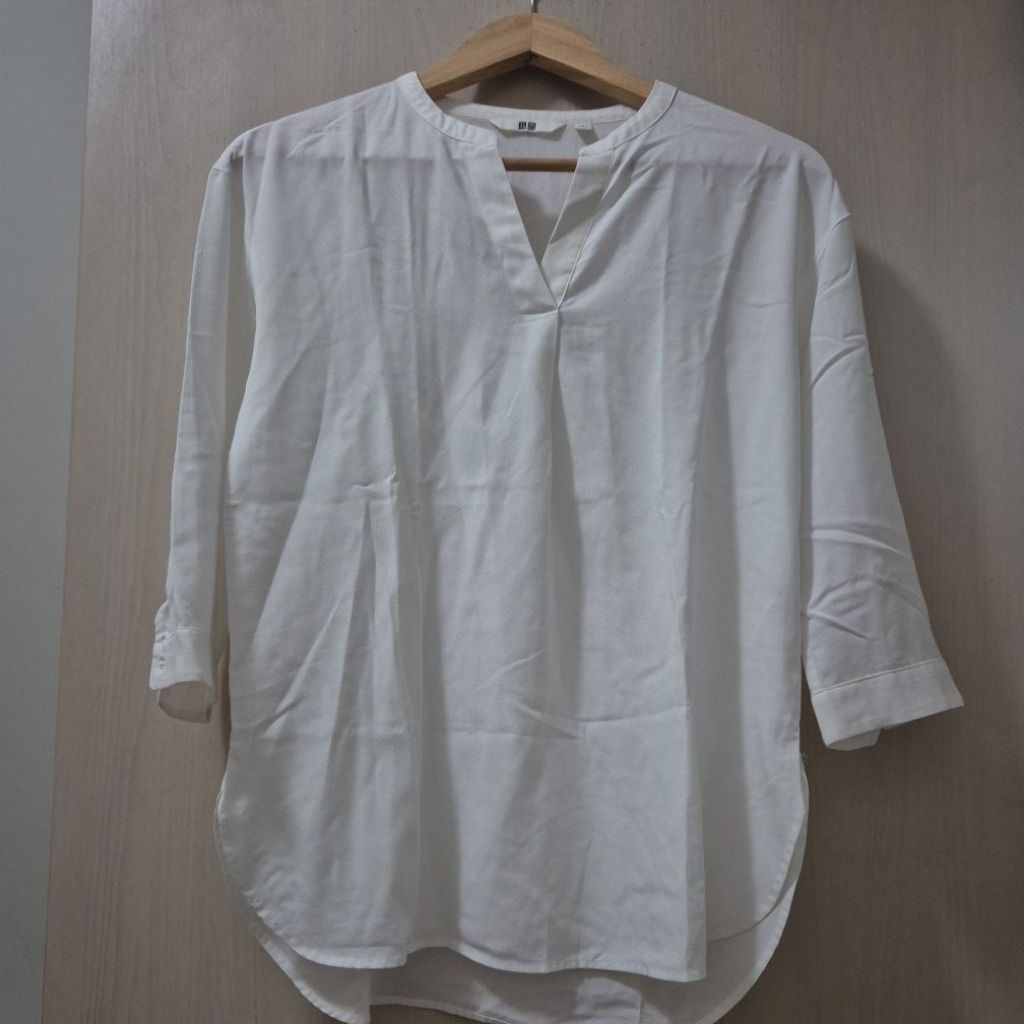 Kemeja atasan wanita Uniqlo putih preloved