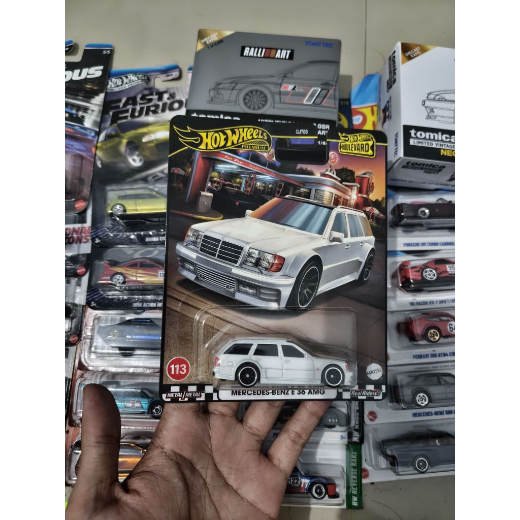 Hotwheels Premium Boulevard Mercedes-benz E36 AMG & Tomica Premium Ferrari FXX K