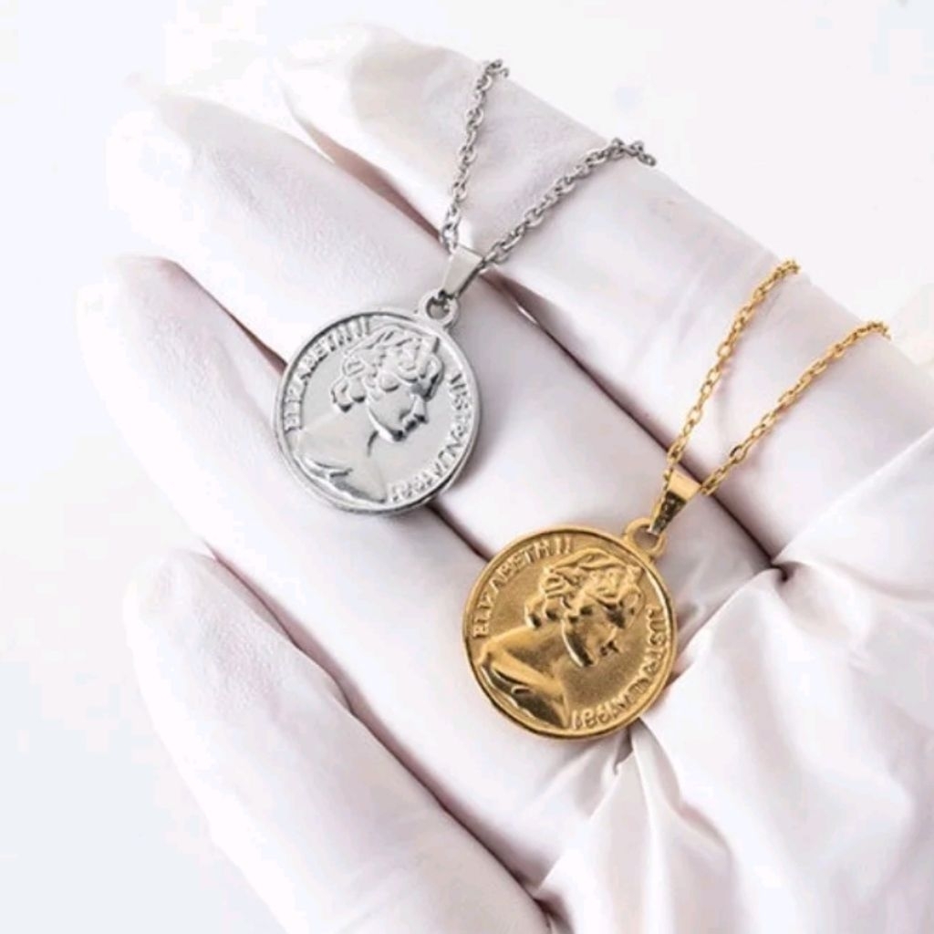 Kalung Titanium Pria dan Wanita Uniseks Liontin Koin Elizabeth Terbaru Anti Karat Tidak Mudah Pudar 