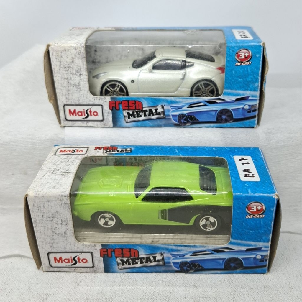Set 2 Diecasts Nissan Plymouth Maisto