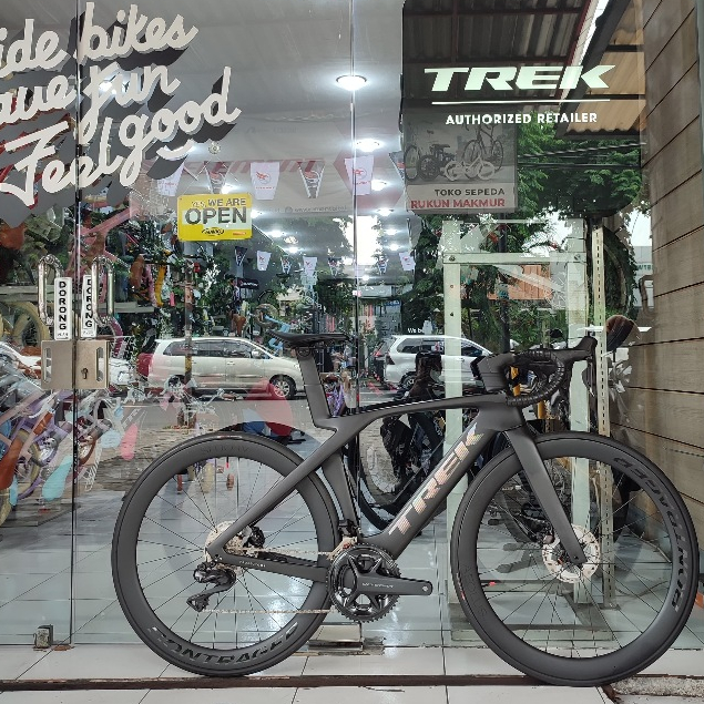 TREK Madone SLR 7 Gen 7 Project One Viper Red Team Trek Segafredo / Matte Black- Light Aero Road Bik