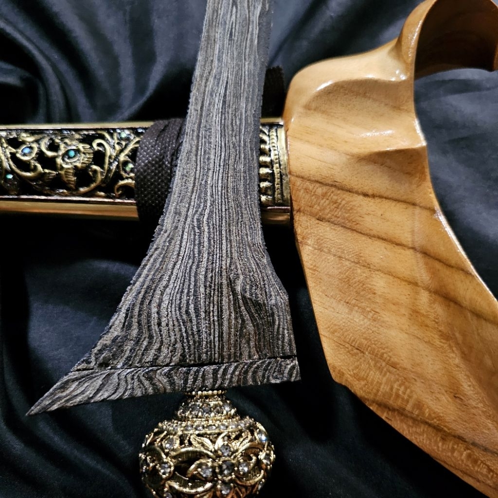 Keris Pulanggeni Lurus Dwipamor Junjung Derajat Singkir