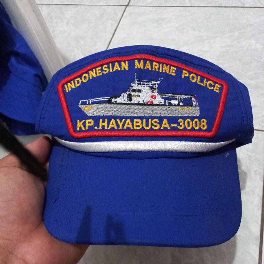 topi biru airud polair lis putih