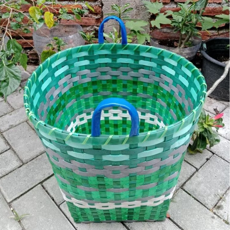 keranjang sampah anyaman plastik ukuran besar.