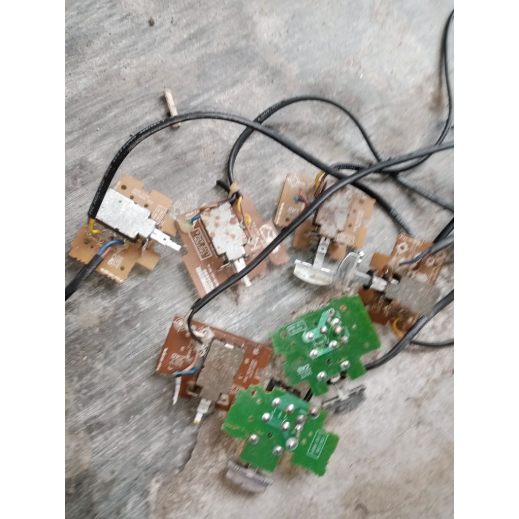 tombol on of bekas tv Polytron slim