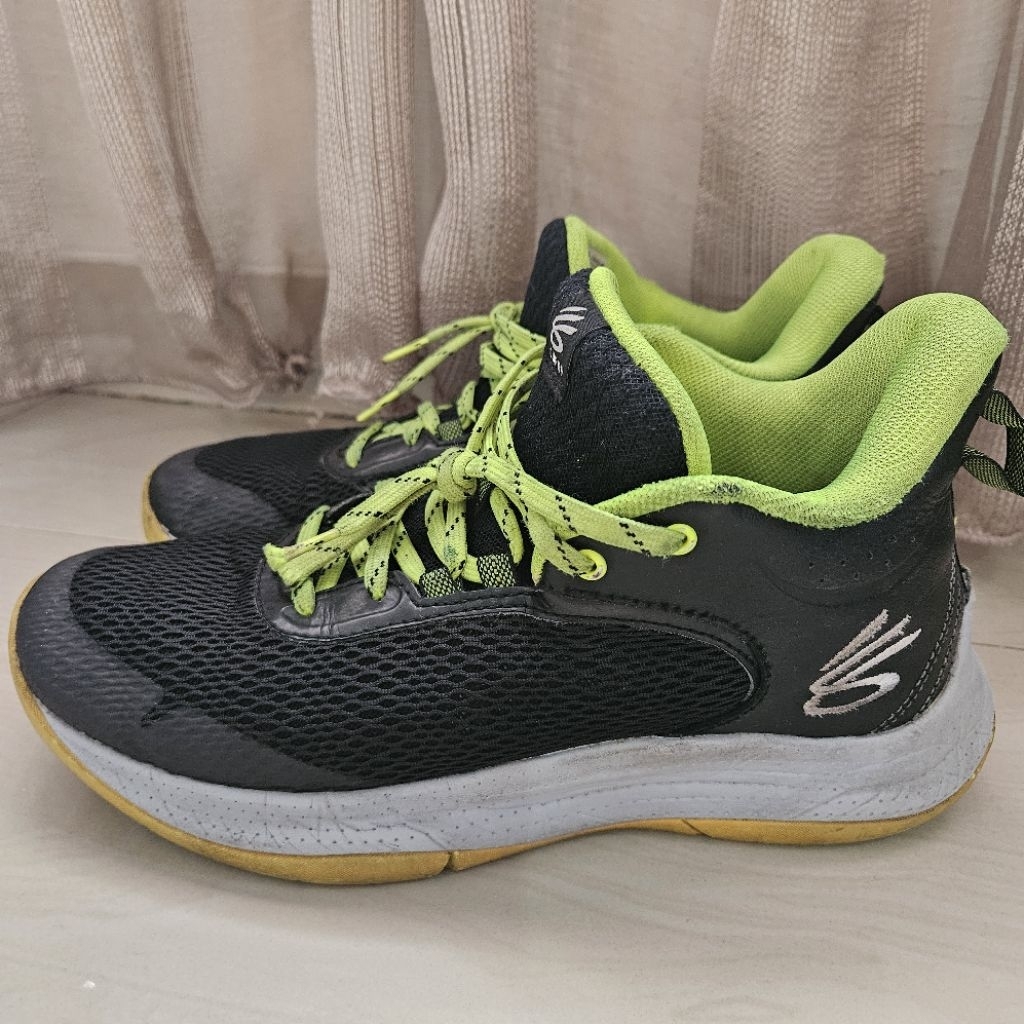 PRELOVED sepatu basket UNDER ARMOUR 3Z6B 100% orignal size EUR 41 US8 26 cm kondisi 90%