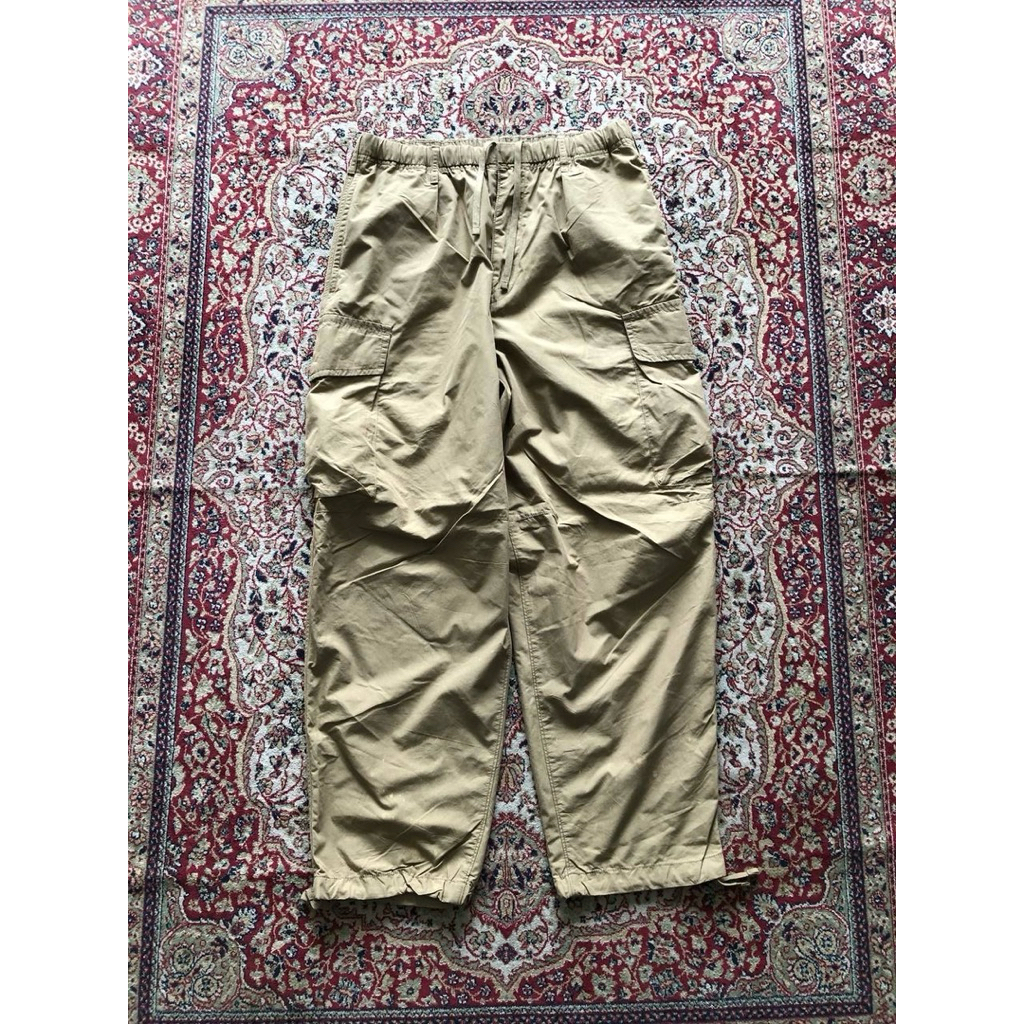 Celana Uniqlo wide fit parachute cargo pants HG956