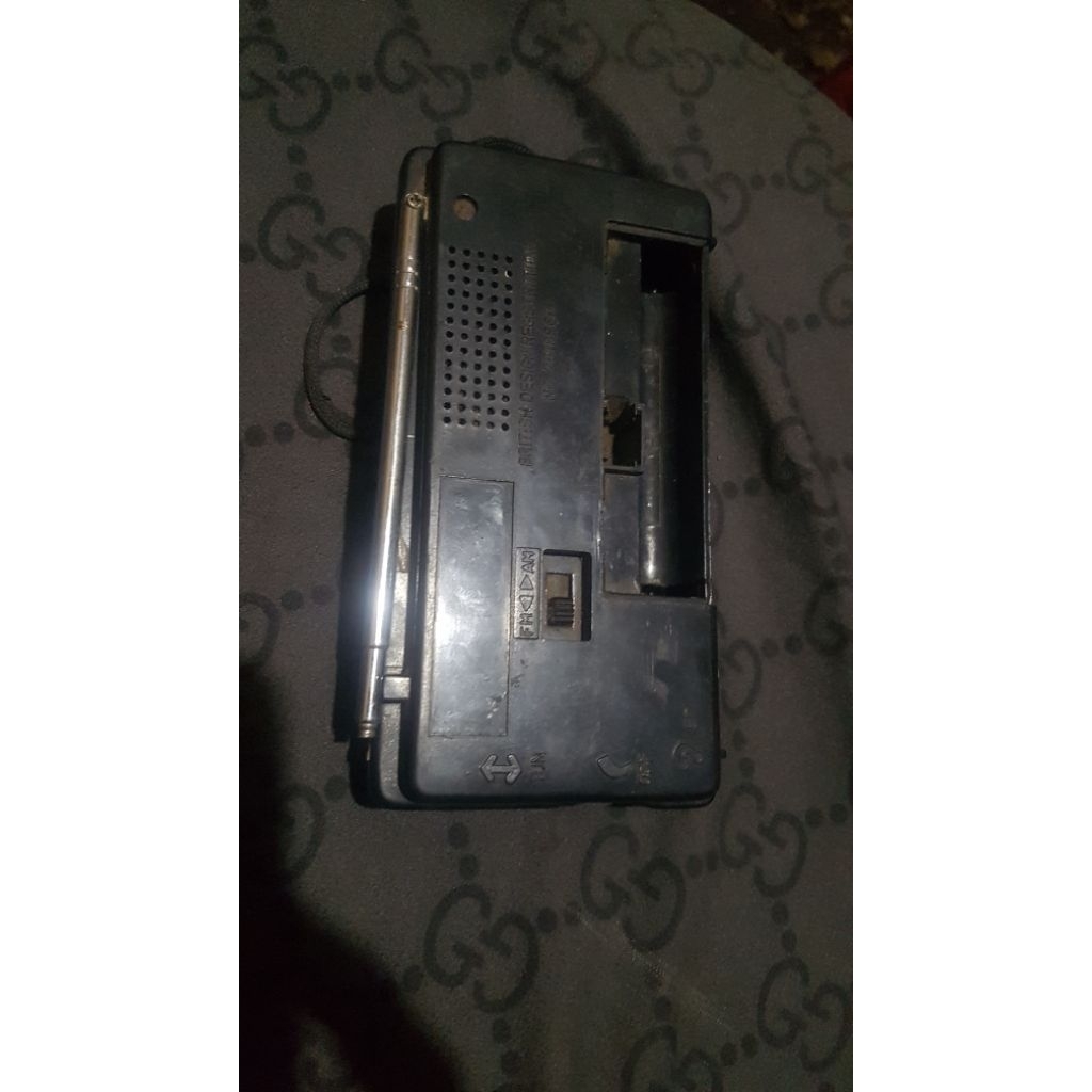 radio saku (pocket radio) dengan merek KPE. Radio AM/FM