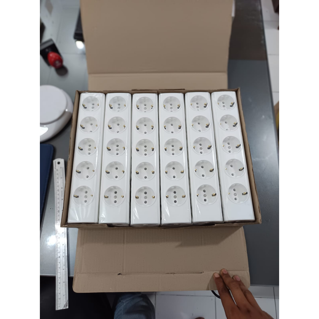 Broco Stopkontak Lubang 6 - 15360
