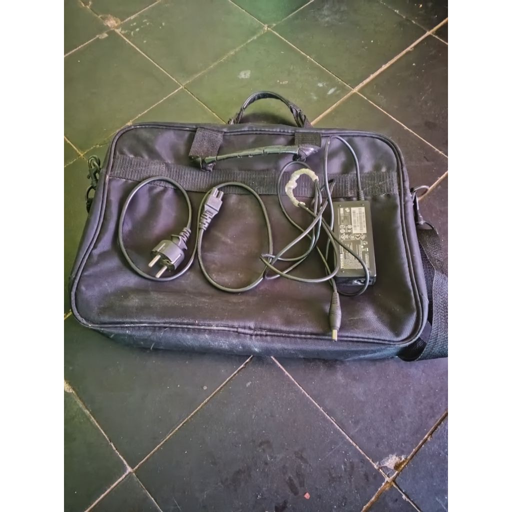 LAPTOP TOSHIBA BEKAS MINUS KAYA DI FOTO