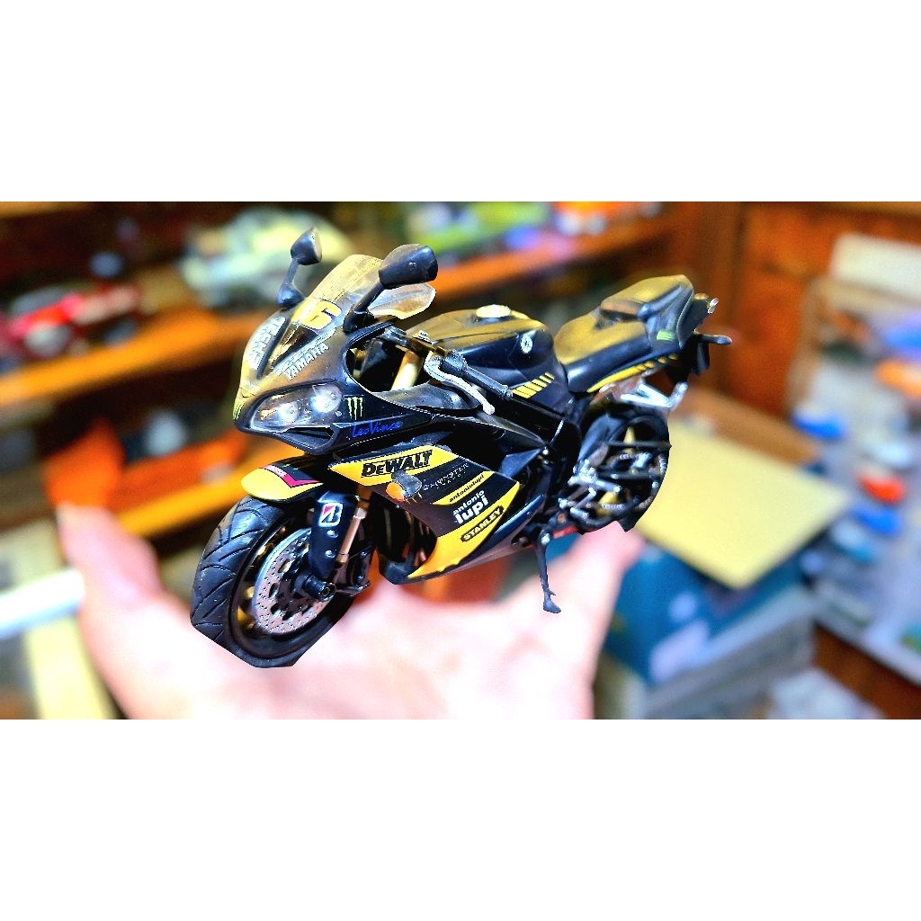 Diecast motor 1:12 yamaha  custom v46 motogp black edition
